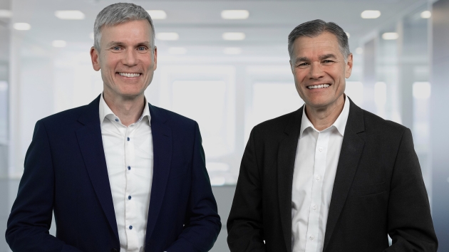 Zeiss bekommt einen neuen CEO - Andreas Pecher (l.) wird zum 1. April 2025 neuer Vorstandsvorsitzender der Carl Zeiss AG und folgt damit auf Dr. Karl Lamprecht (r.) - Quelle: Zeiss